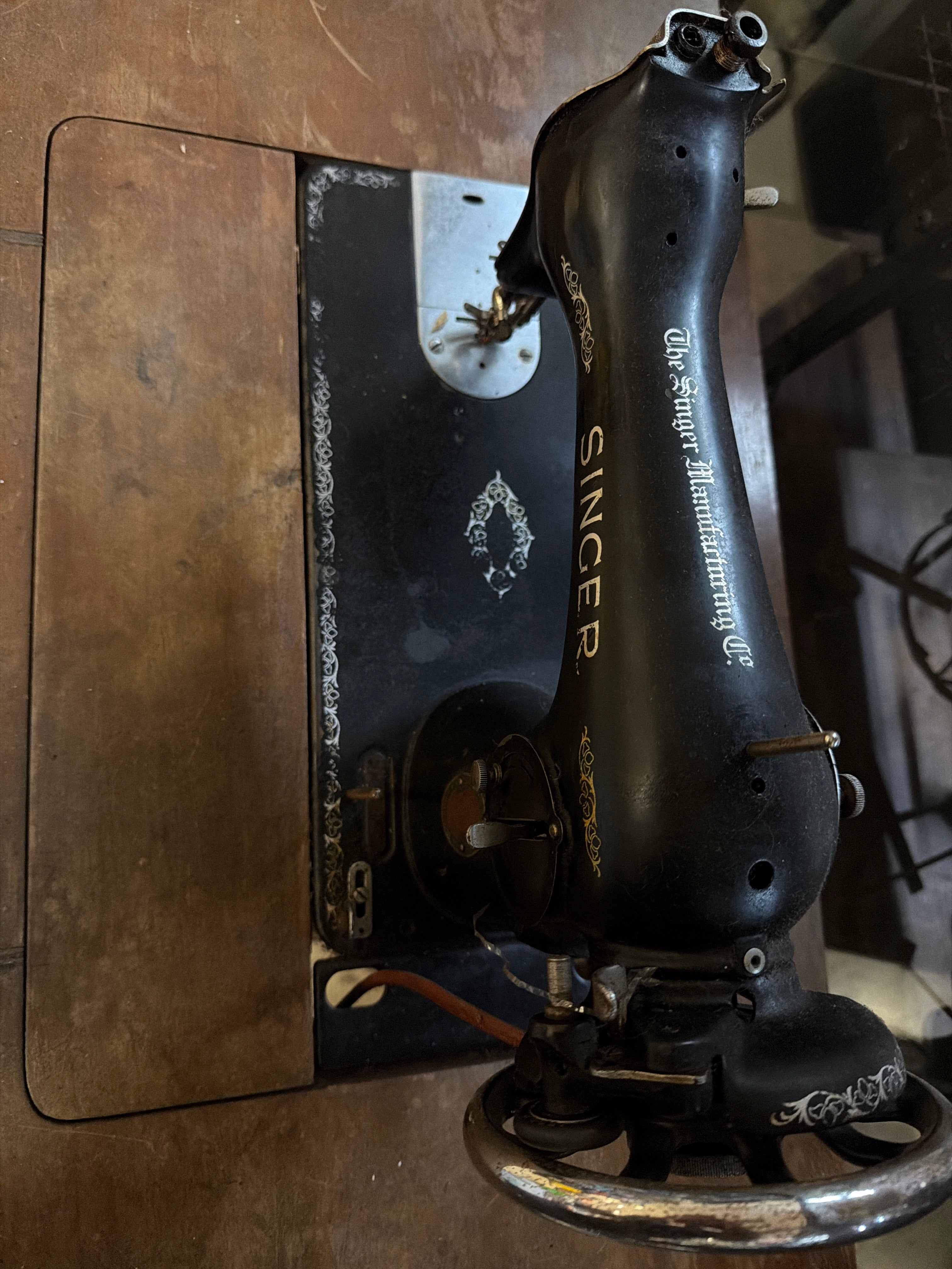 Macchina da Cucire Singer Vintage con Tavolo a Pedale
