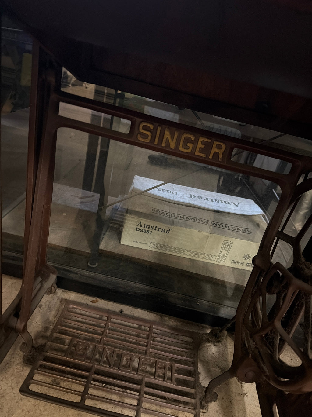 Macchina da Cucire Singer Vintage con Tavolo a Pedale