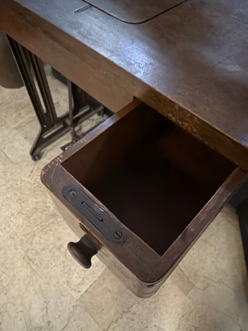 Macchina da Cucire Singer Vintage con Tavolo a Pedale